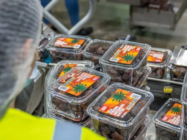 Munkatárs a csomagolósoron végzi a késztermékek csomagolását